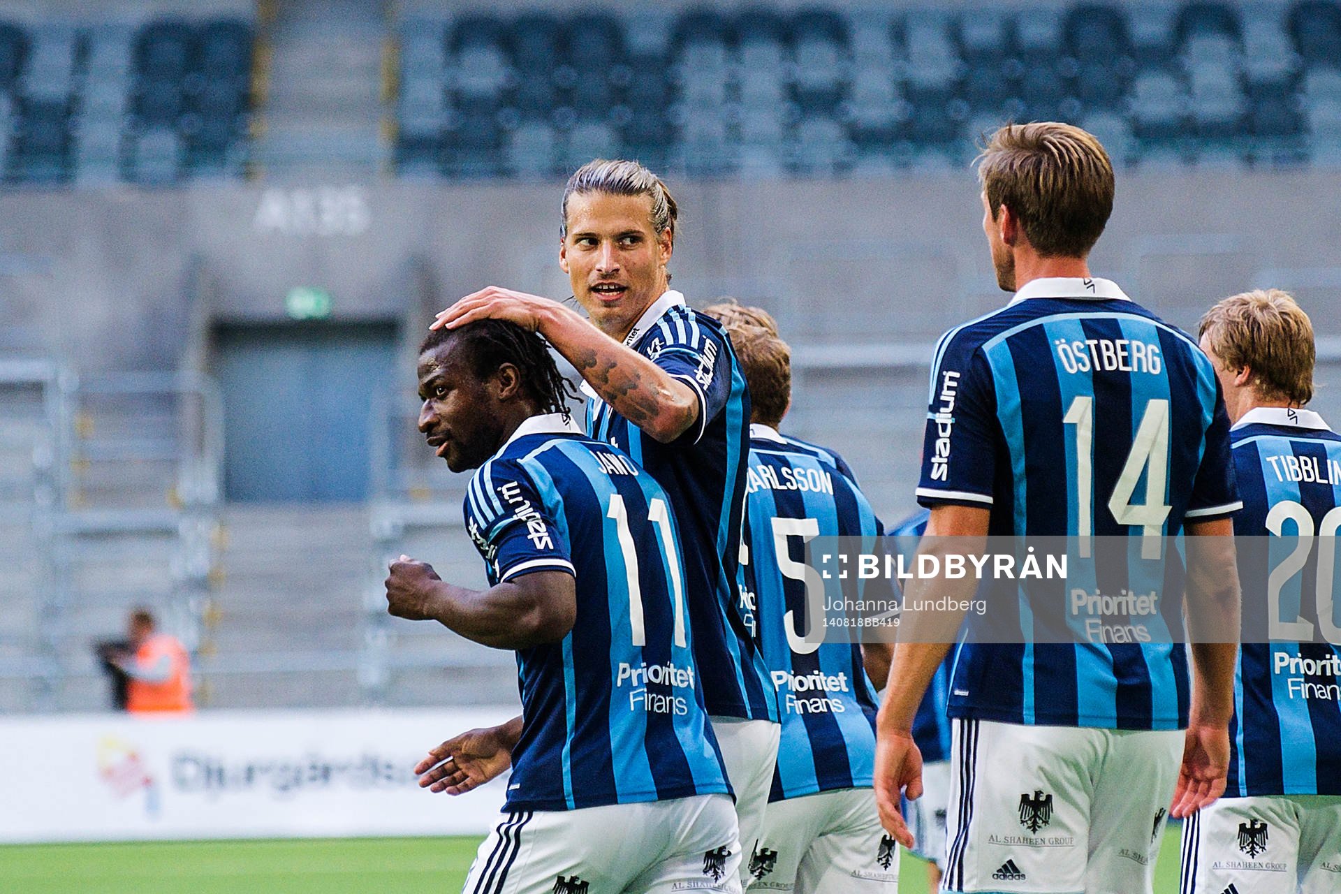 Djurgårdens Amadou Jawo jublar och kramas om av Aleksandar