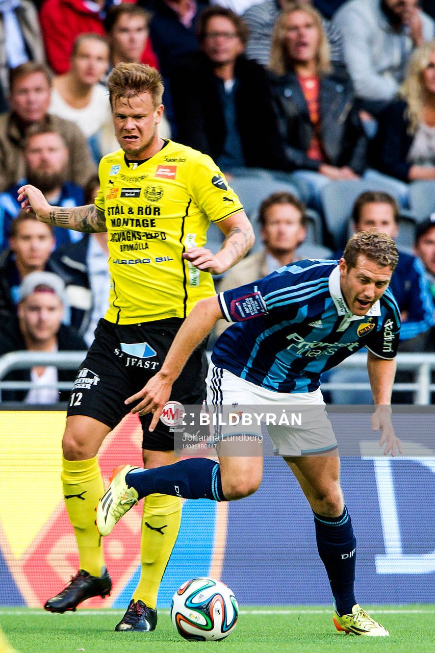 Mjällbys David Löfquist och Djurgårdens Stefan Karlsson under fotbollsmatchen i Allsvenskan mellan Djurgården och Mjällby den 18 augusti 2014 i Stockholm.