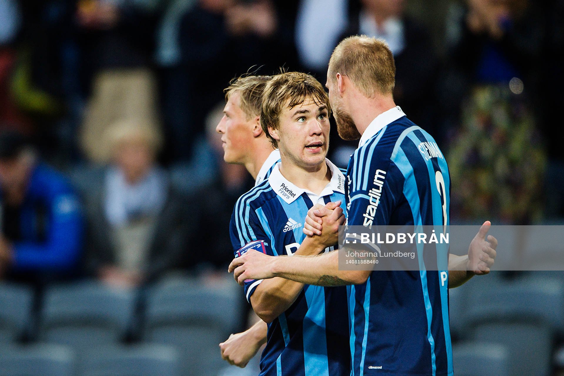 Djurgårdens Simon Tibbling och Fredrik Stenman kramar om varandra under fotbollsmatchen i Allsvenskan mellan Djurgården och Mjällby den 18 augusti 2014 i Stockholm.