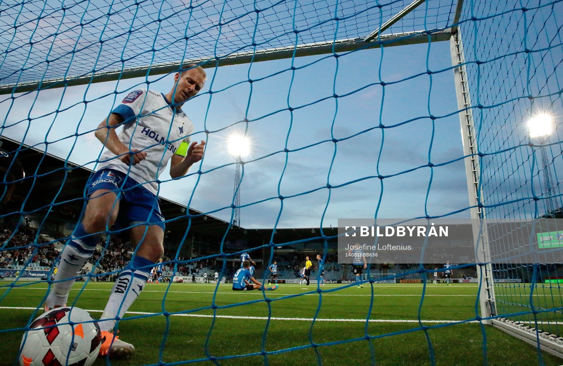 Norrköpings Andreas Johansson hämtar bollen