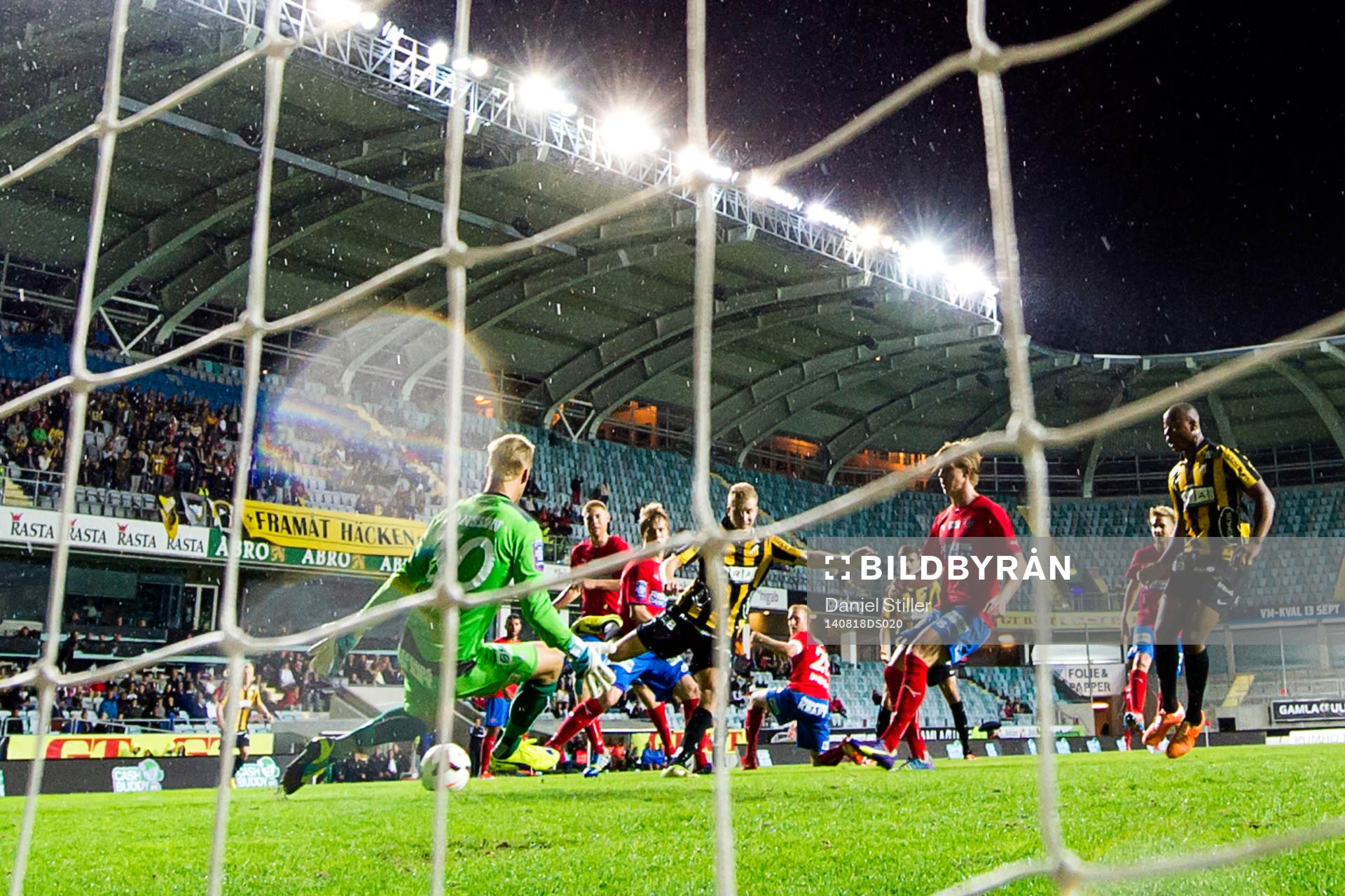 Häckens Simon Gustafson har en målchans i slutet av matchen men Helsingborgs målvakt Pär Hansson räddar under fotbollsmatchen i Allsvenskan mellan Häcken och Helsingborg den 18 augusti 2014 i Göteborg.
