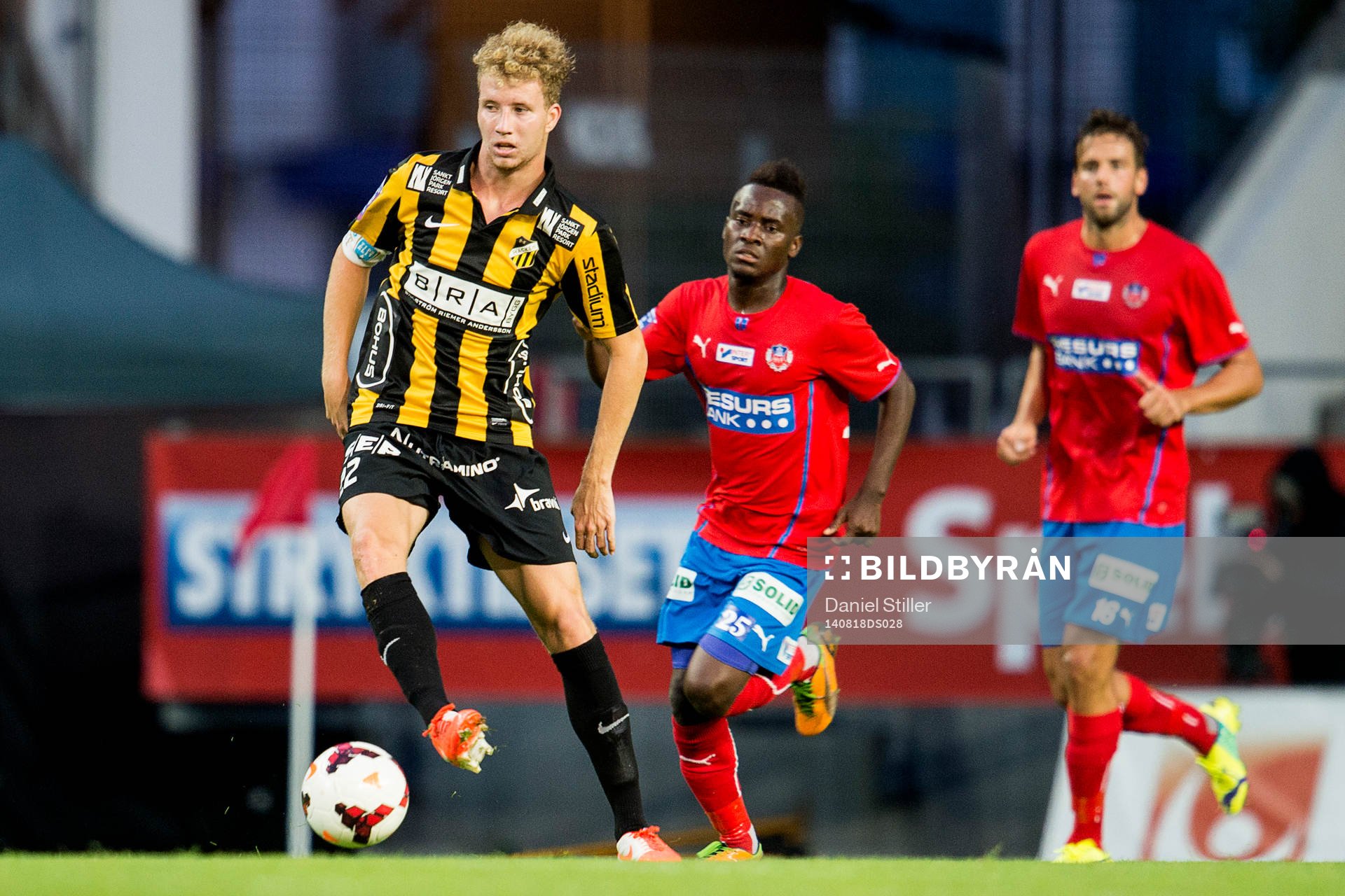 Häckens Samuel Gustafson framför Helsingborgs David Accam