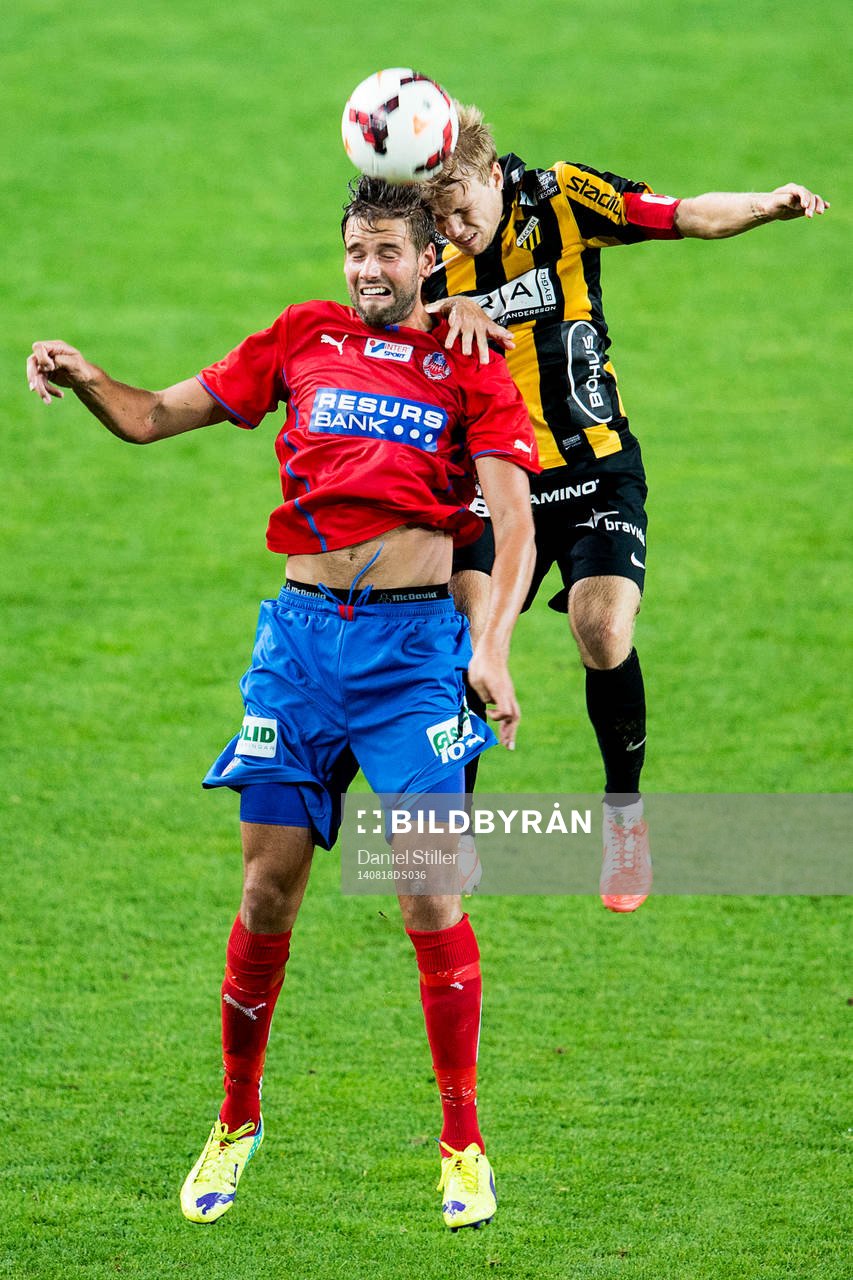Helsingborgs Mikael Dahlberg i nickduell med Häckens Oscar