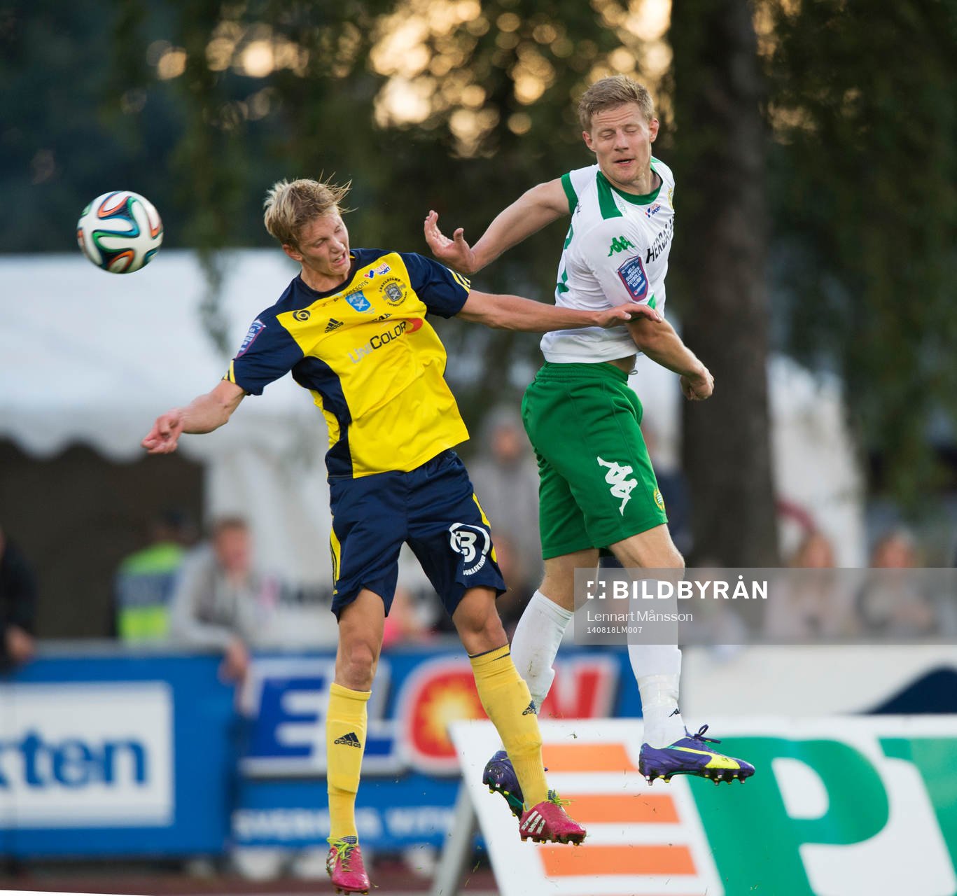 Hammarbys Lars Saetra och Ängelholms Andreas Karlsson i matchen i Superettan mellan Ängelholm och Hammarby 18 augusti 2014.