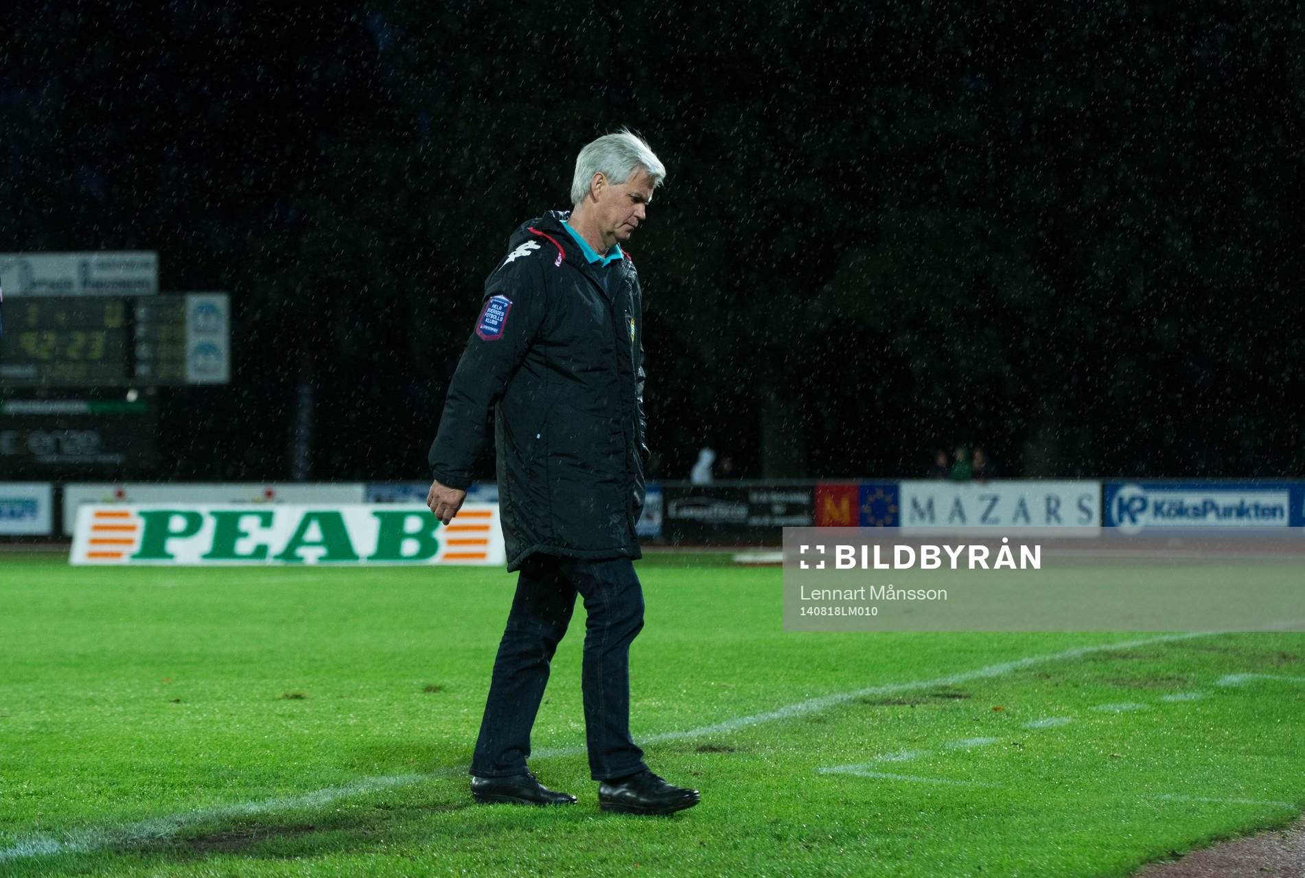 Hammarbys tränare Nanne Bergstrand lämnar plan i matchen