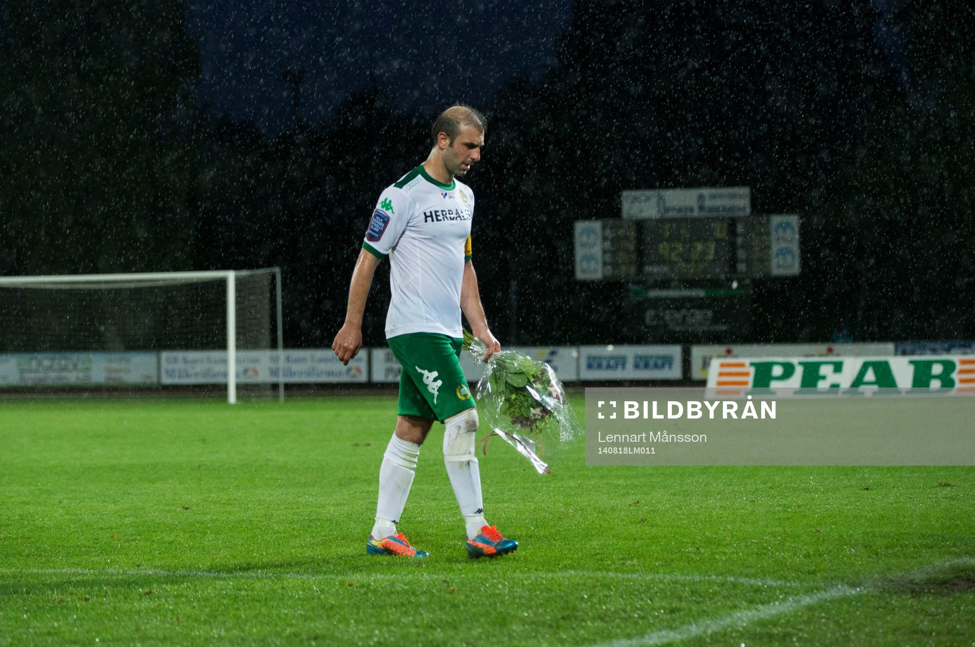 Hammarbys Kennedy Bakircioglu lämnar plan i matchen i