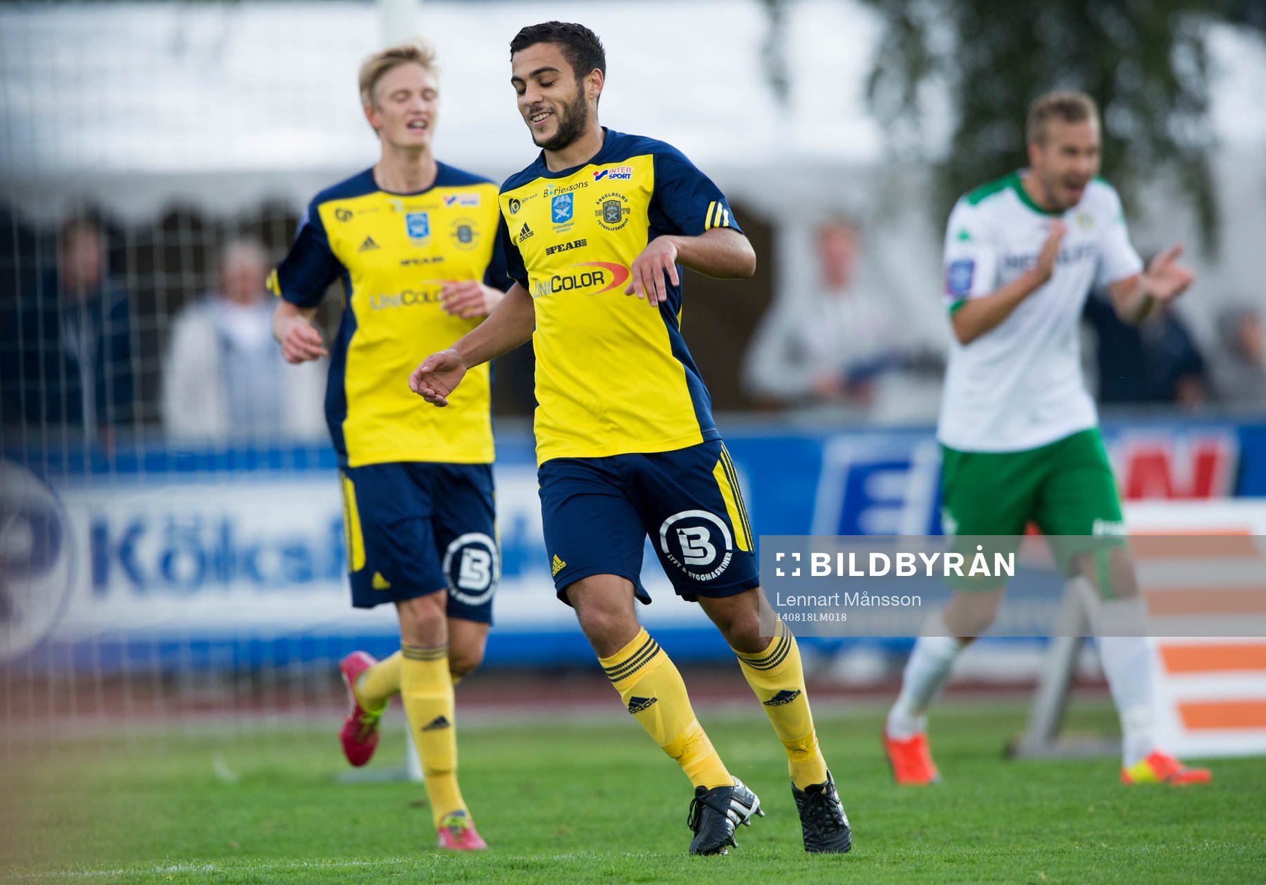 Ängelholms Othman El Kabir har gjort 1-0 och jublar medan