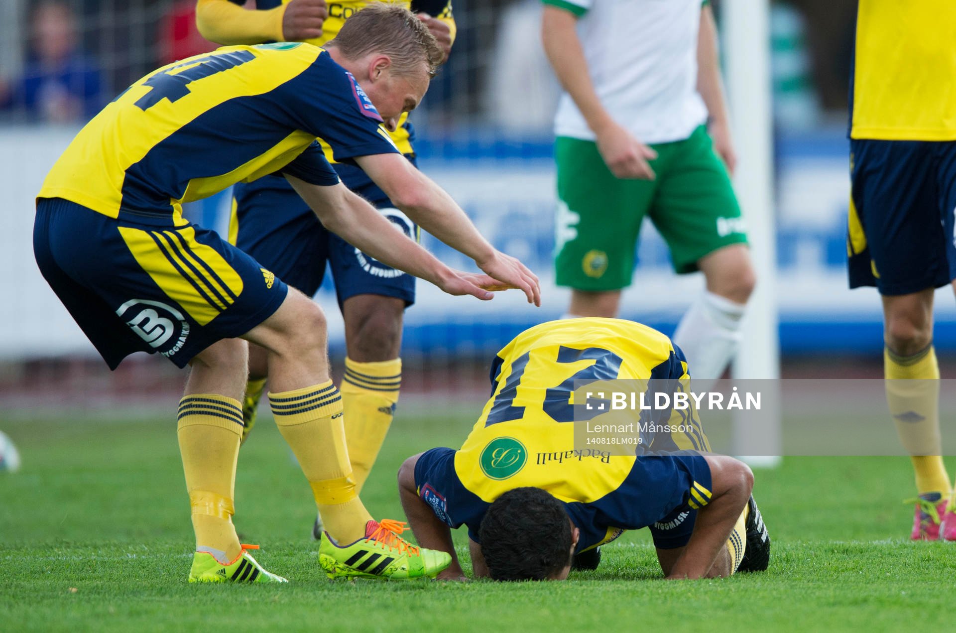 Ängelholms Othman El Kabir har gjort 1-0 och Albin Nilsson