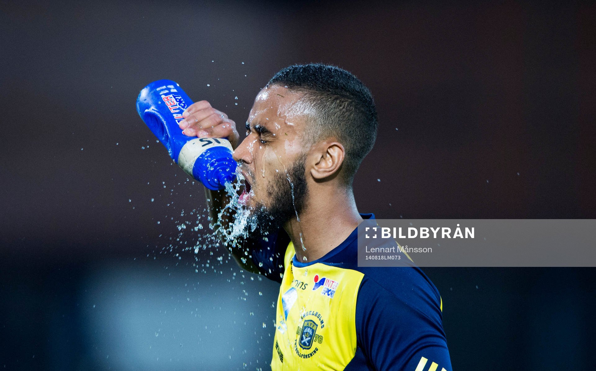 Ängelholms Junes Barny svalkar sig i matchen i Superettan