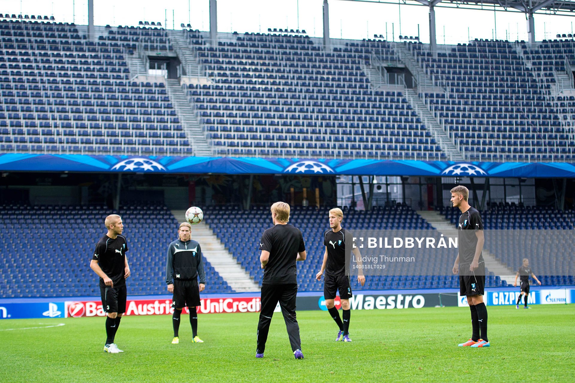 Malmö FFs spelare värmer upp
