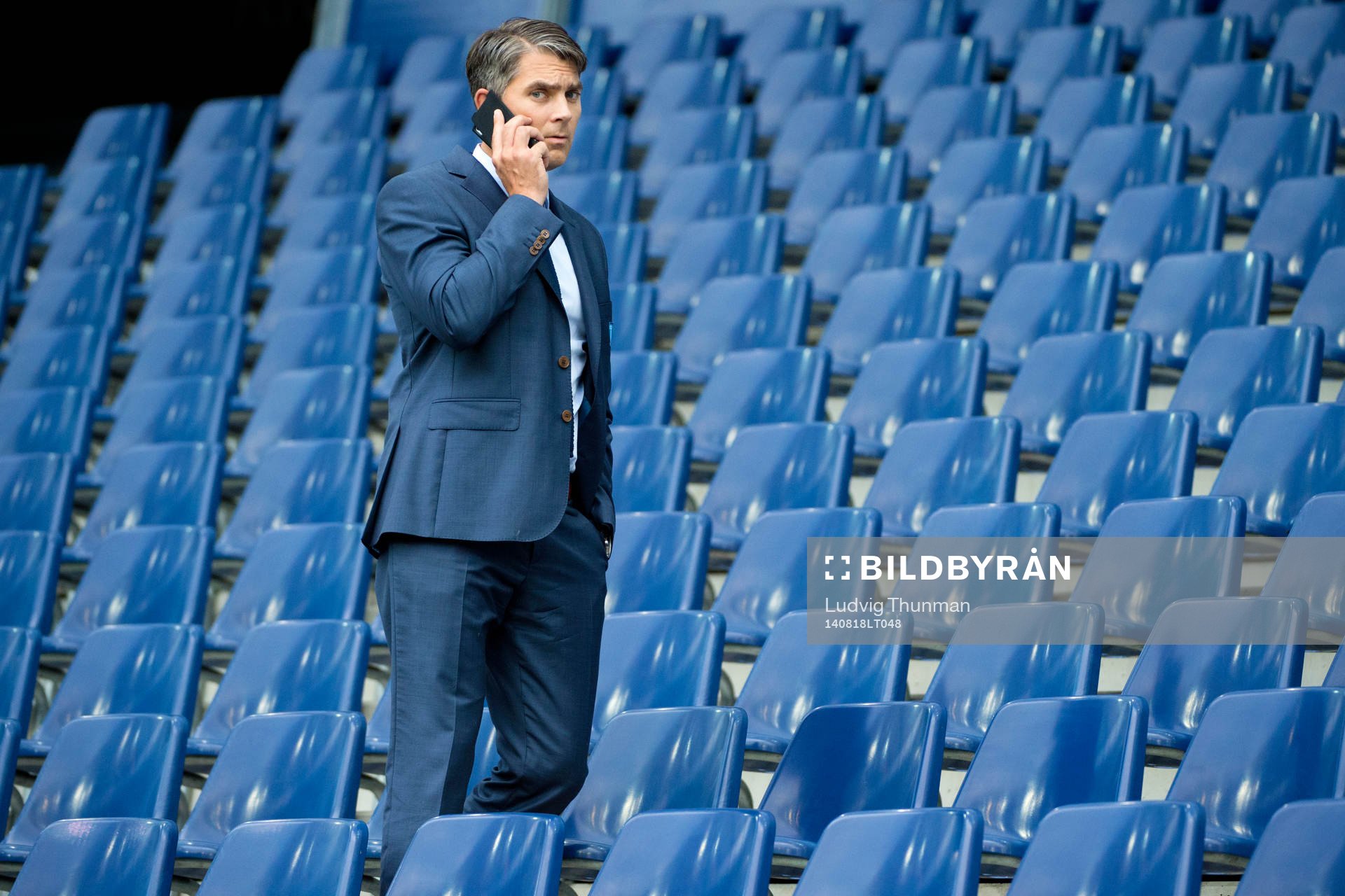 Malmö FFs VD Niclas Carlnén pratar mobiltelefon