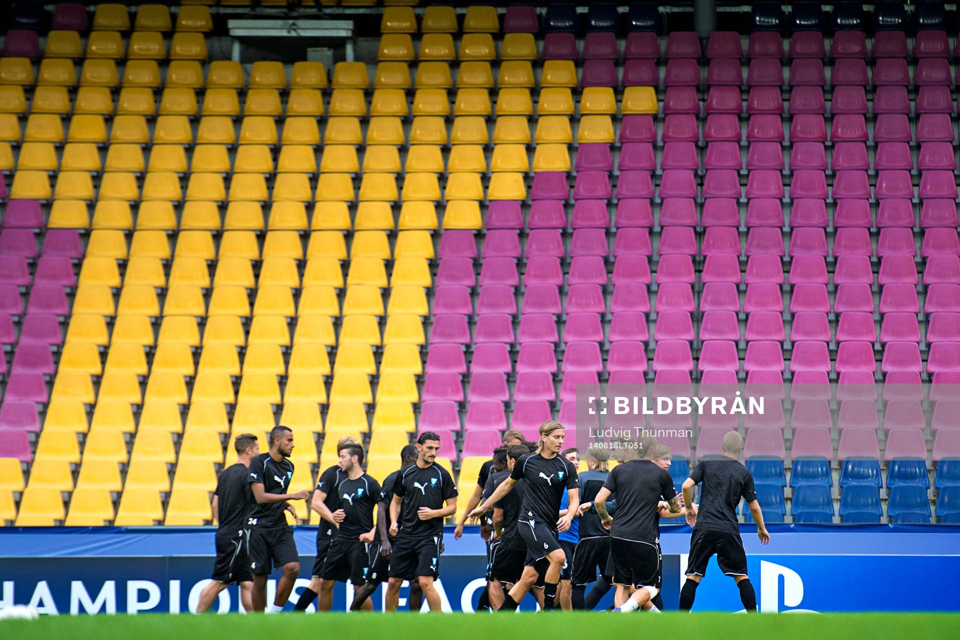 Malmö FFs spelare värmer upp