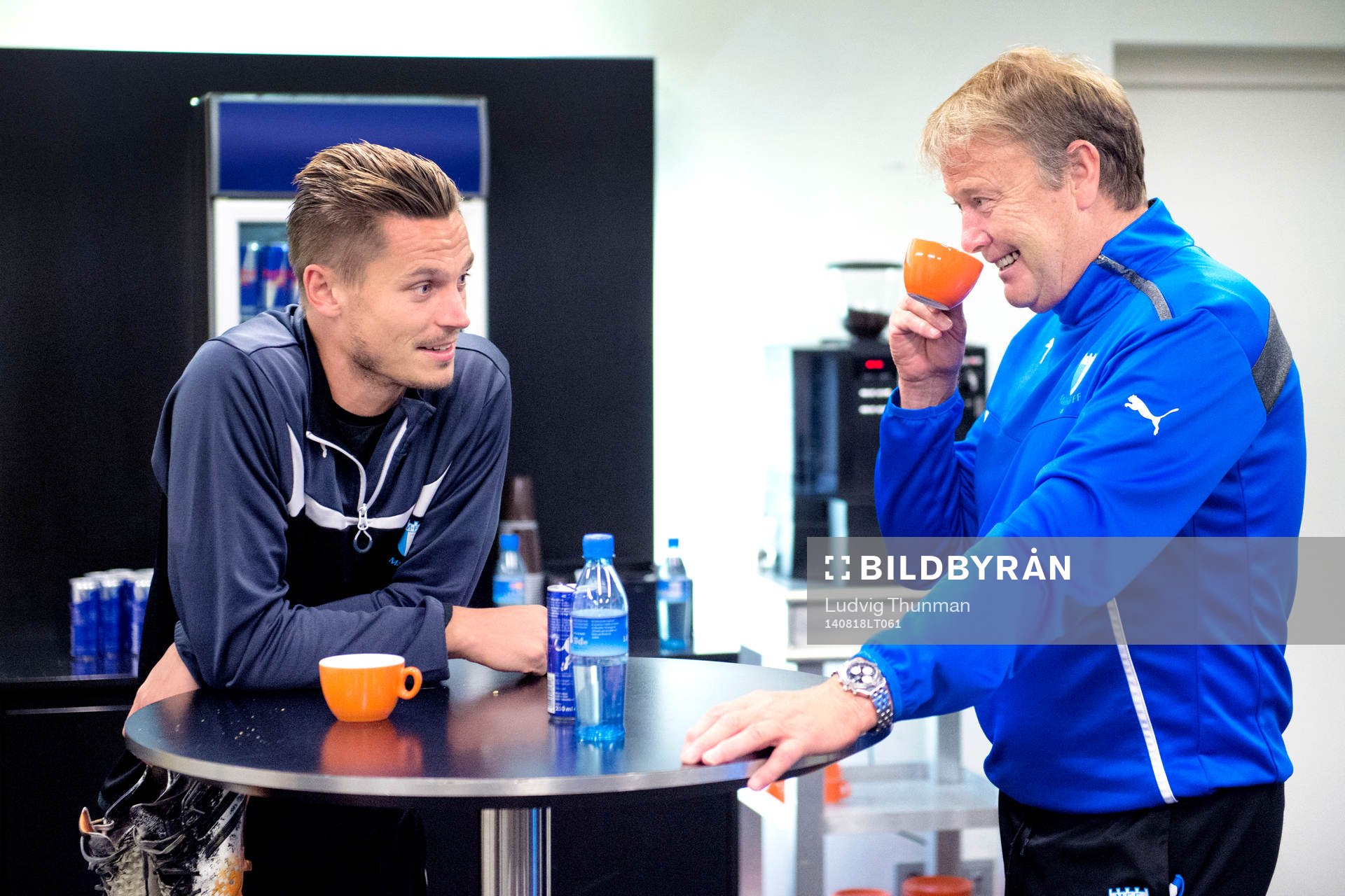 Malmö FFs Markus Rosenberg och tränare Åge Hareide pratar innan en presskonferens inför matchen i kvalet till Champions League mellan Red Bull Salzburg och Malmö FF den 18 augusti 2014 i Salzburg. 