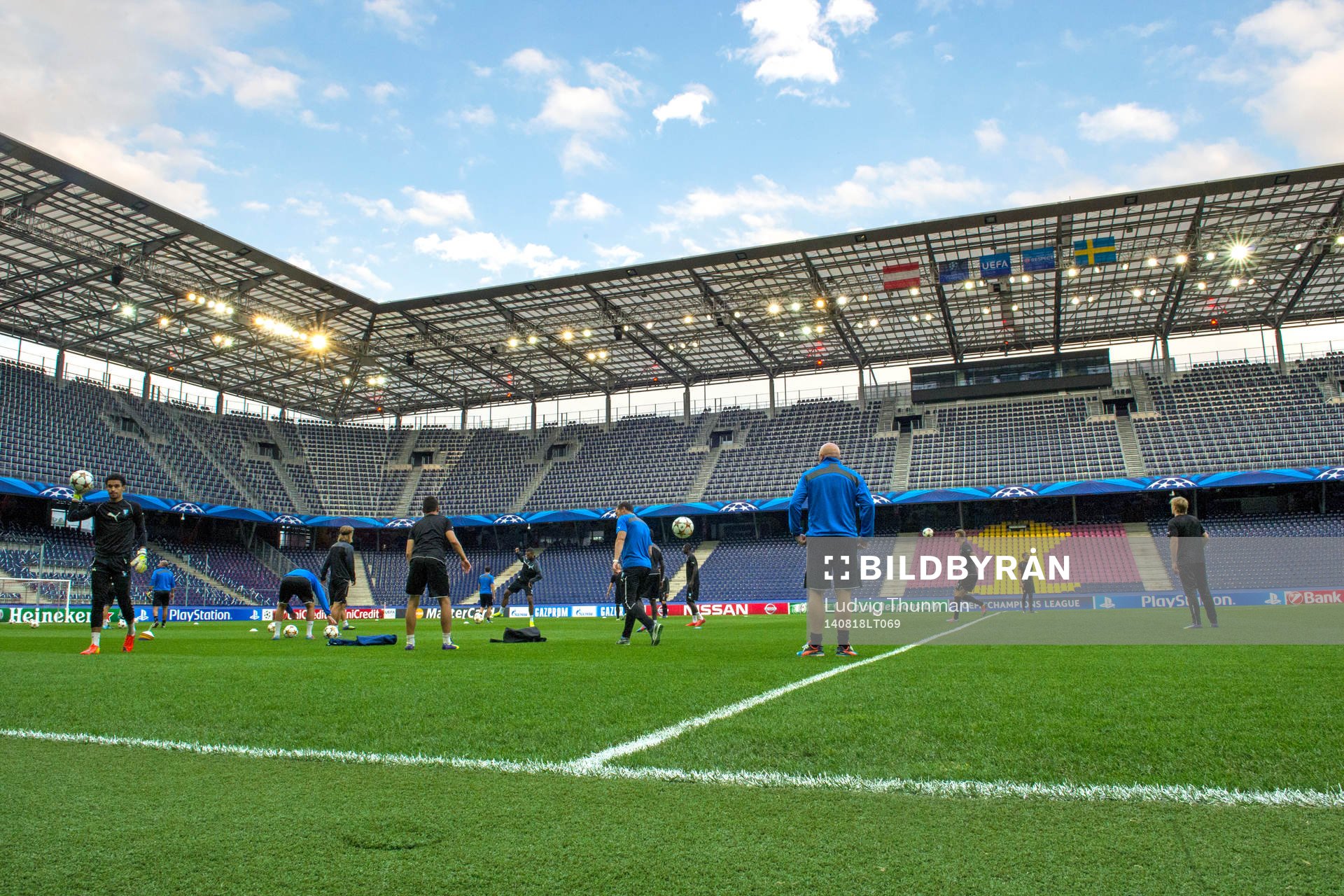 Malmö FFs spelare värmer upp till en träning