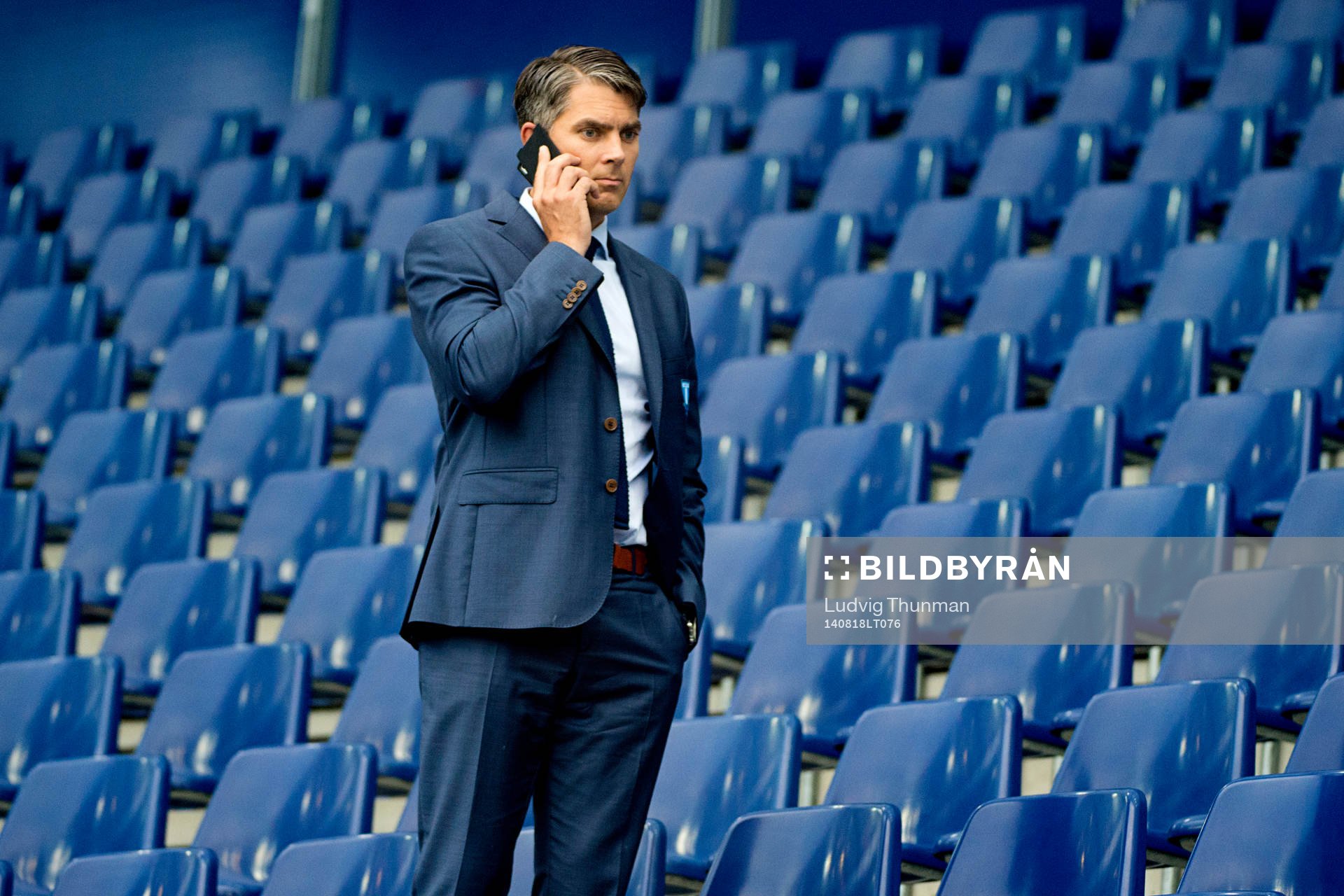 Malmö FFs VD Niclas Carlnén pratar mobiltelefon