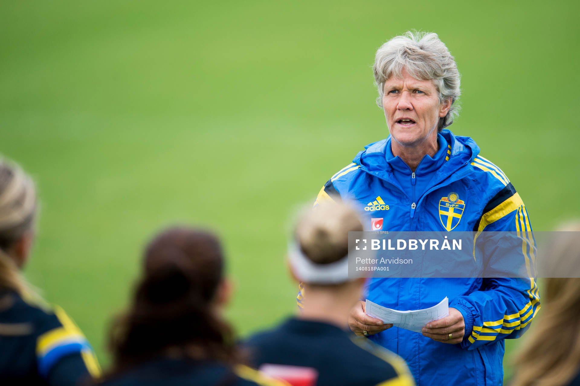 Sveriges förbundskapten Pia Sundhage pratar med spelarna
