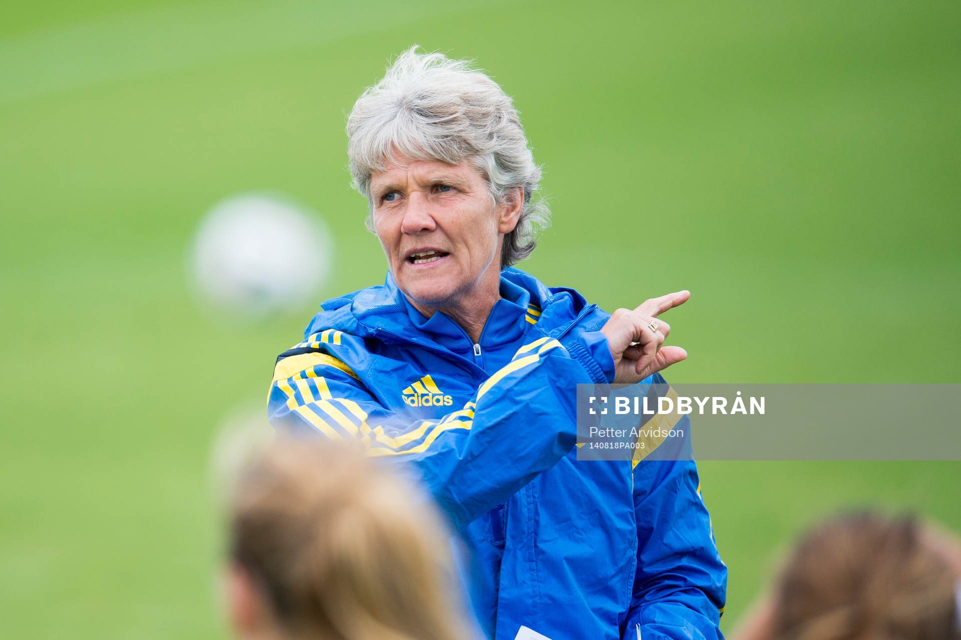 Sveriges förbundskapten Pia Sundhage pratar med spelarna