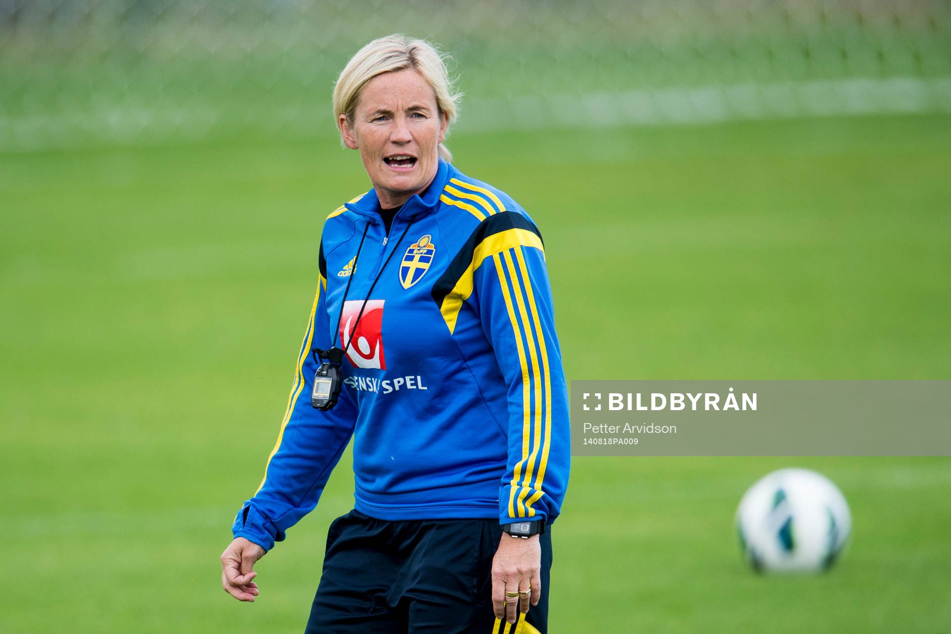 Sveriges assisterande förbundskapten Lilie Persson under en träning inför VM-kvalmatchen mot Polen den 18 augusti 2014 i Gdansk.