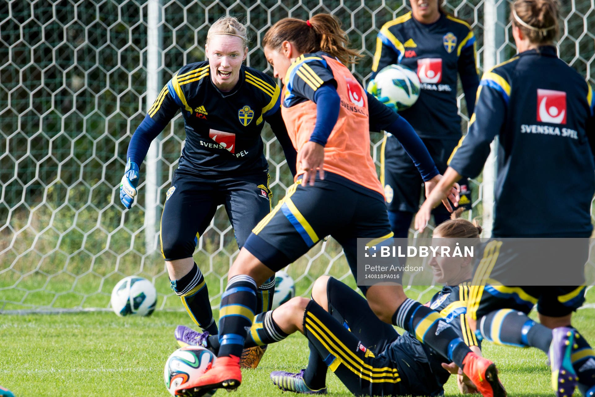 Grötigt framför Sveriges målvakt Hedvig Lindahl