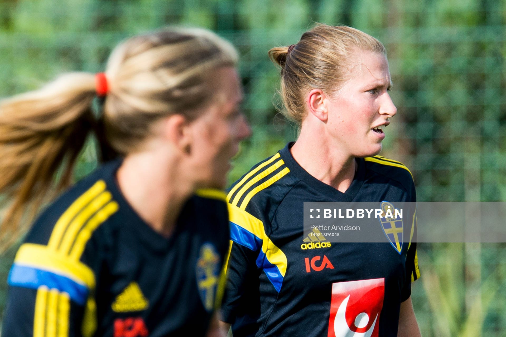 Sveriges Emma Berglund och i förgrunden Linda Sembrant