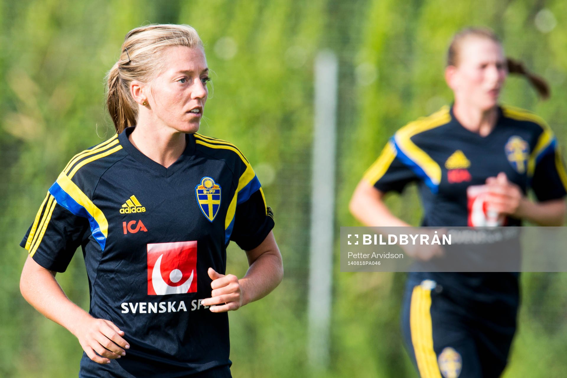 Sveriges Linda Sembrant och i bakgrunden Emma Berglund