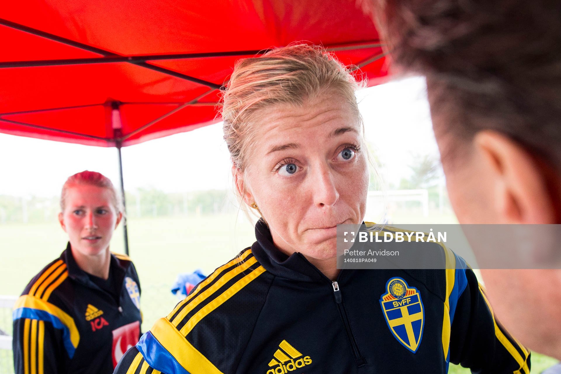 Sveriges Linda Sembrant och i bakgrunden Emma Berglund