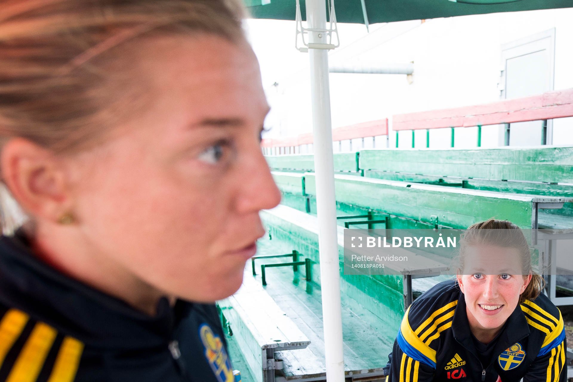 Sveriges Emma Berglund tittar upp på Linda Sembrant efter en träning inför VM-kvalmatchen mot Polen den 18 augusti 2014 i Gdansk.