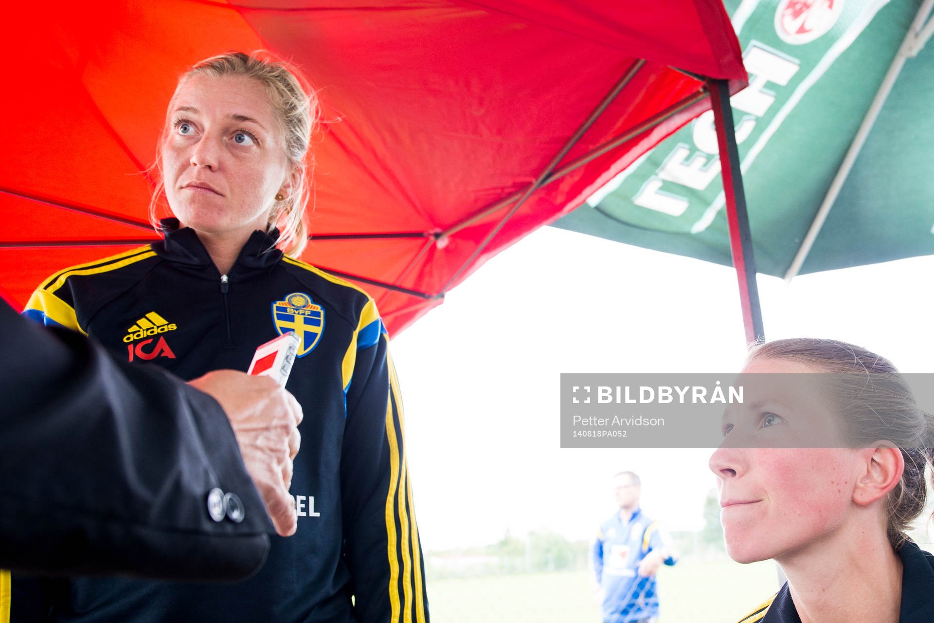 Sveriges Linda Sembrant (tv) och Emma Berglund (th) blir