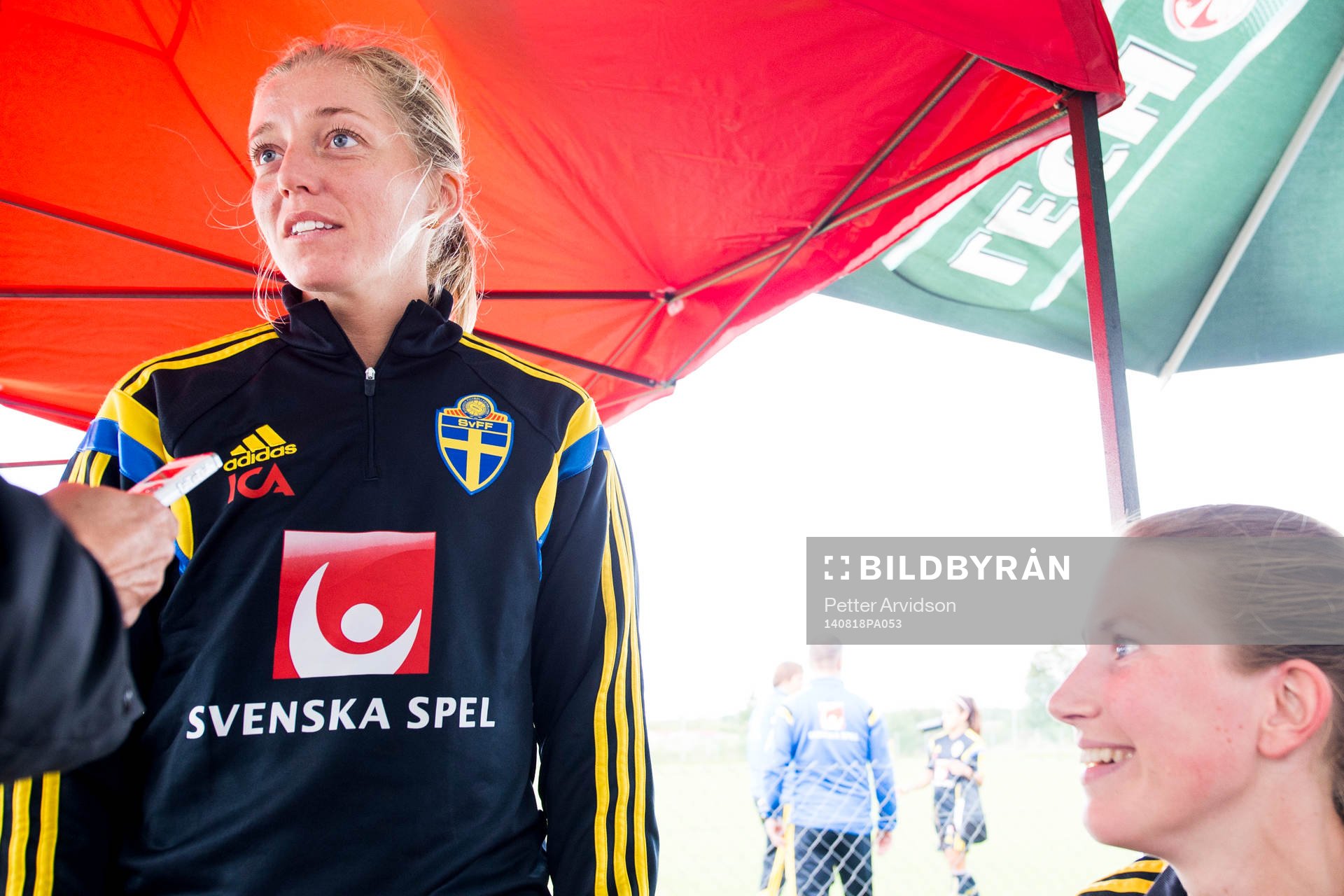 Sveriges Linda Sembrant (tv) och Emma Berglund (th) blir