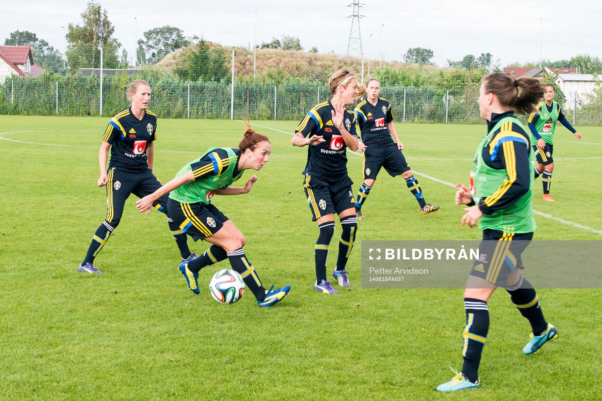 Sveriges Emma Berglund, Marina Pettersson Engström och Therese Sjögran under en träning inför VM-kvalmatchen mot Polen den 18 augusti 2014 i Gdansk.