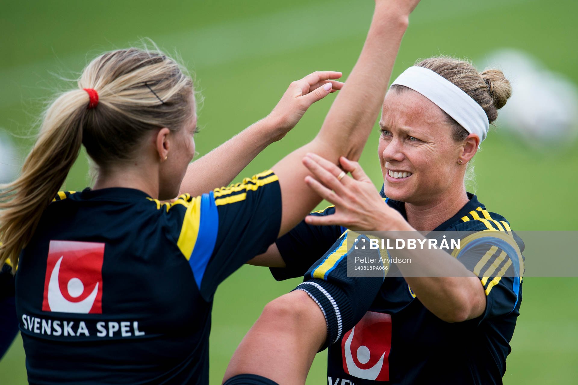 Sveriges Sara Thunebro hjälper Linda Sembrant att stretcha