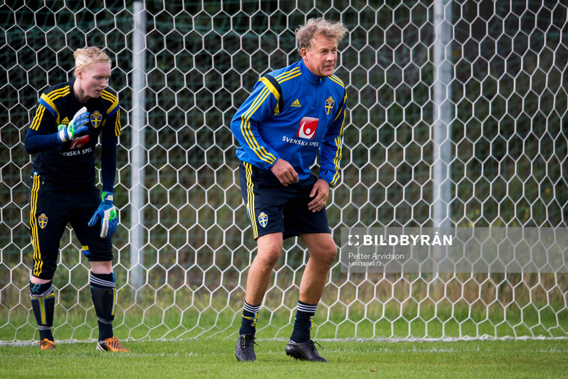 Sveriges målvakt Hedvig Lindahl studerar fotarbetet hos