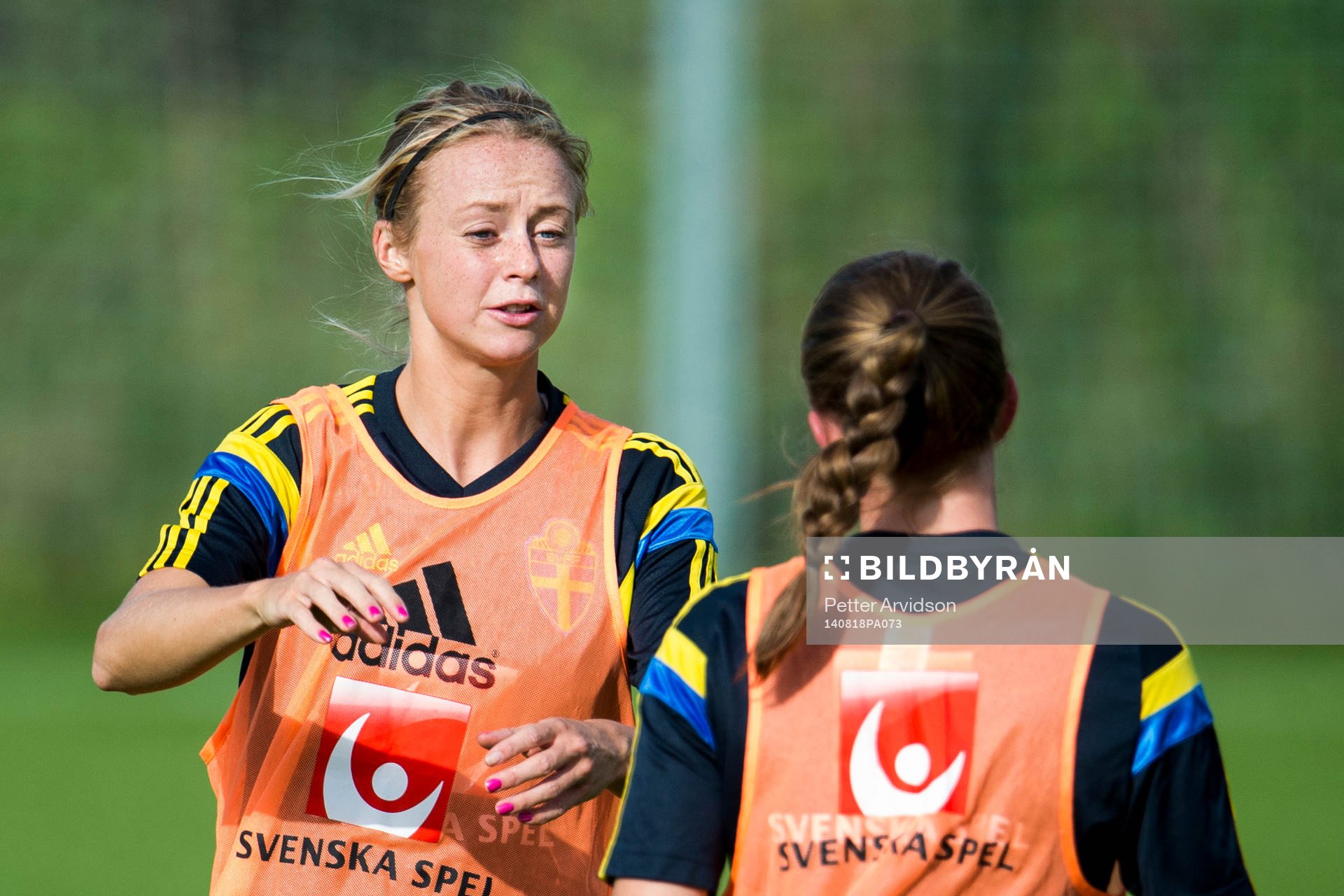 Sveriges Amanda Ilestedt pratar med Emma Berglund under en träning inför VM-kvalmatchen mot Polen den 18 augusti 2014 i Gdansk.