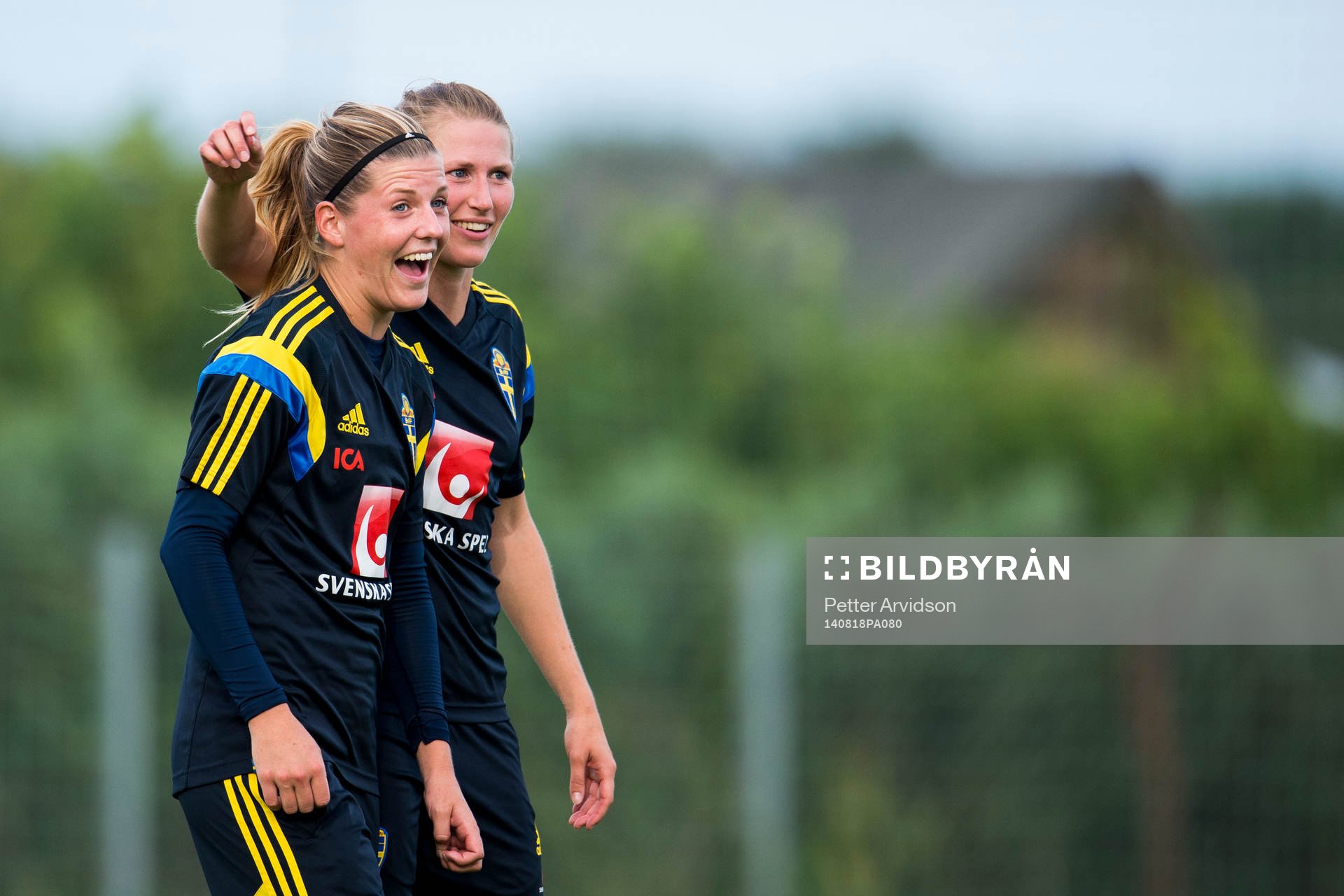 Sveriges Olivia Schough och Emma Berglund är glada