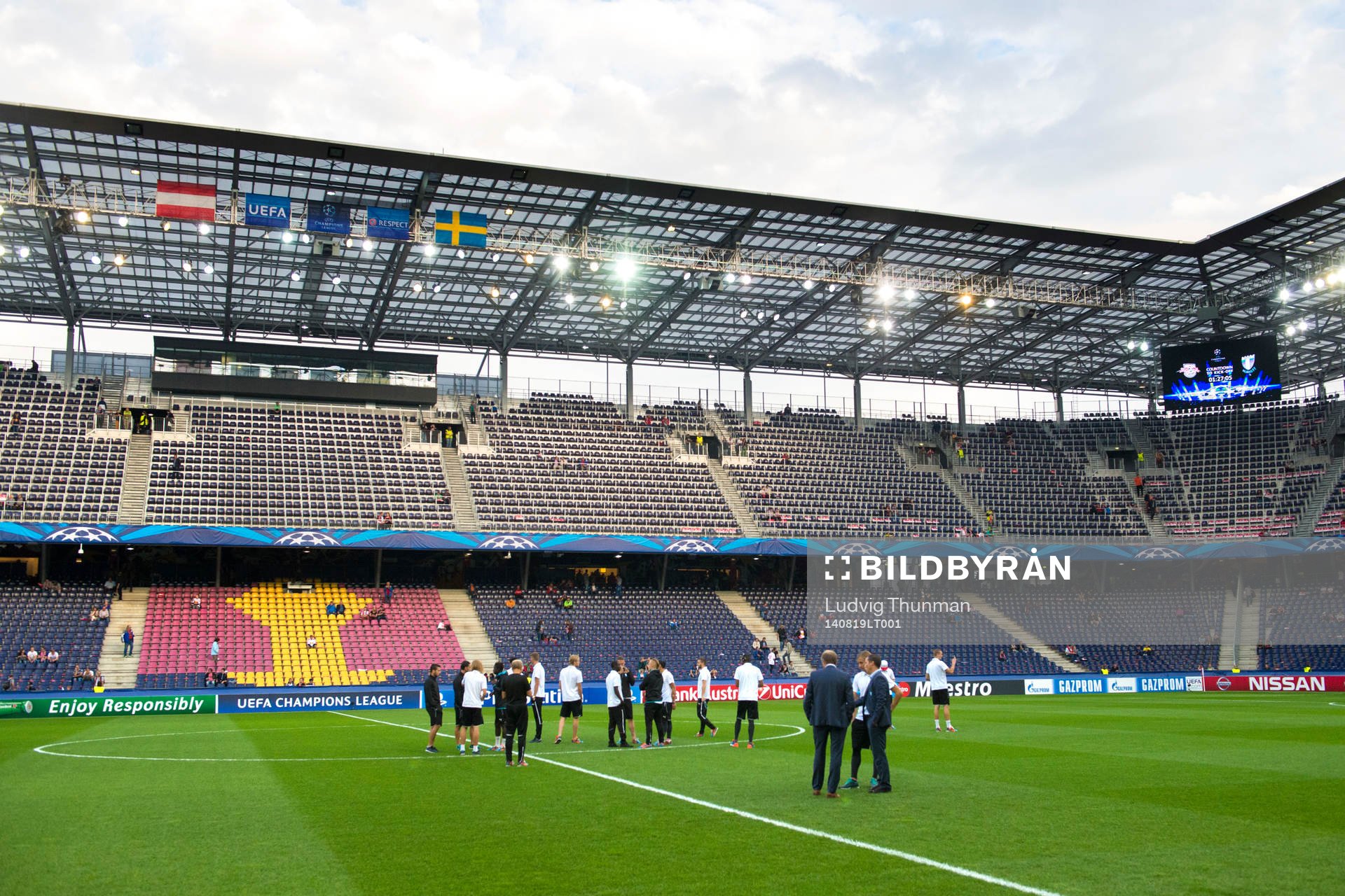 Malmö FFs spelare inspekterar planen