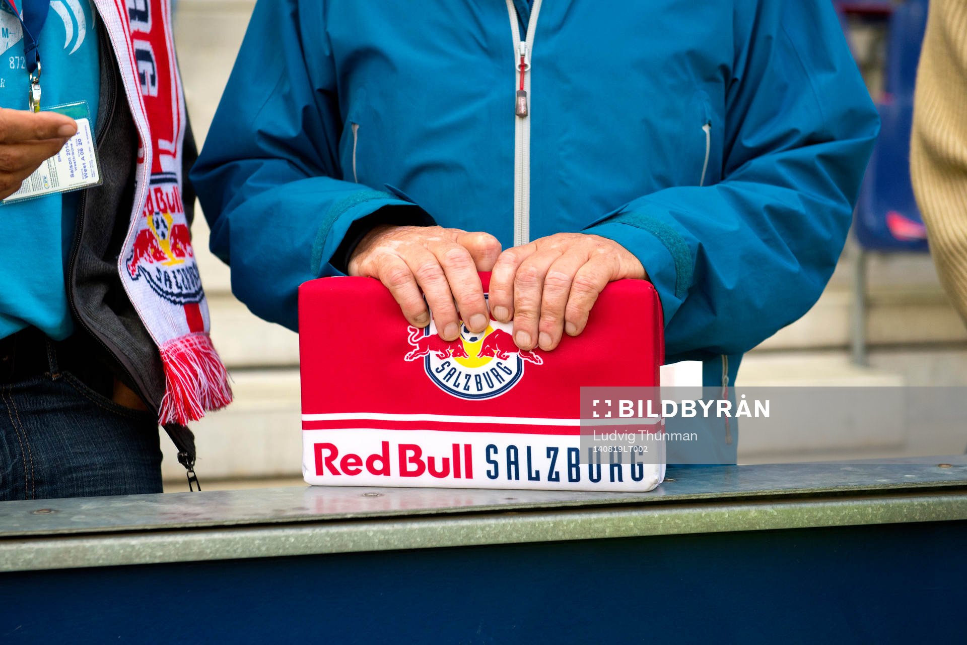 En Salzburg supporter håller en sittdyna med klubbens