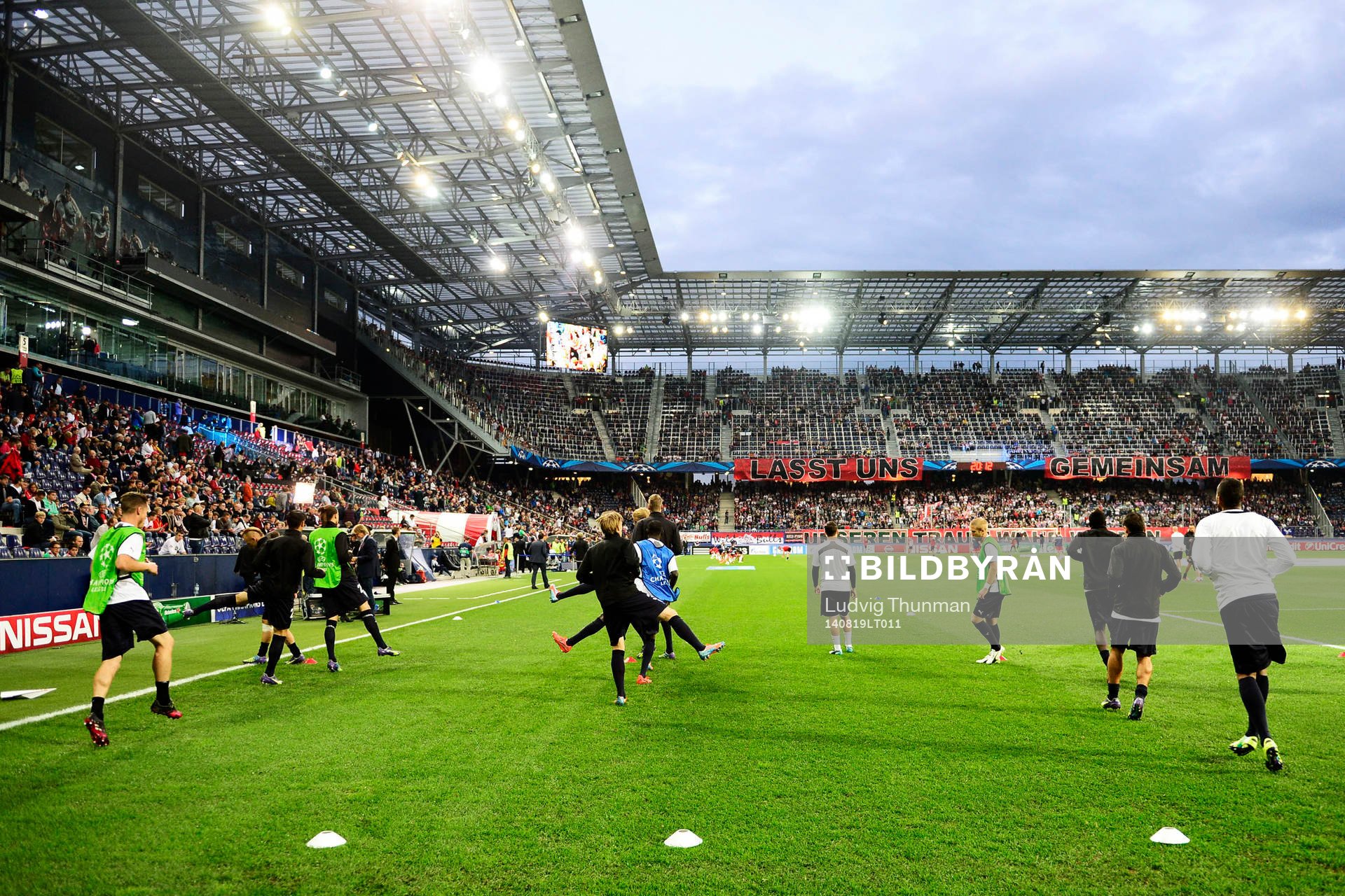 Malmö FFs spelare värmer upp innan matchen i kvalet till
