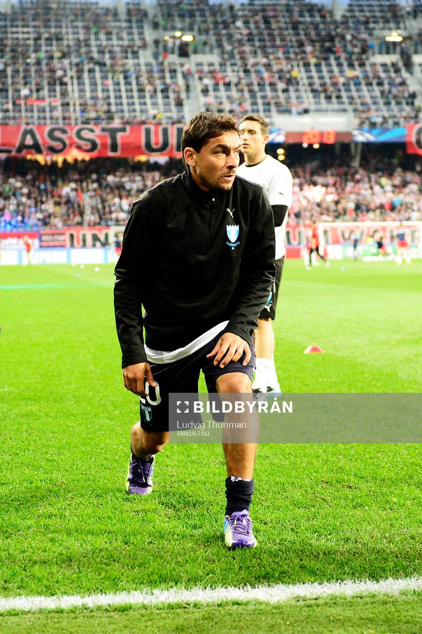 Malmö FFs Ricardo Ferreira Da Silva värmer upp innan matchen i kvalet till Champions League mellan Red Bull Salzburg och Malmö FF den 19 augusti 2014 i Salzburg.