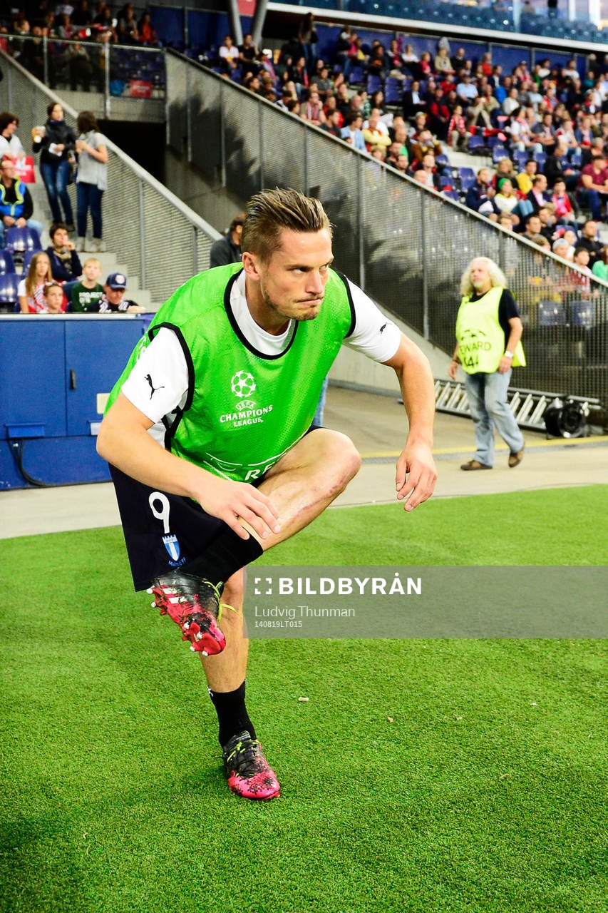 Malmö FFs Markus Rosenberg värmer upp innan matchen i