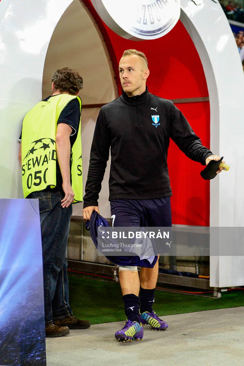 Malmö FFs Magnus Eriksson börjar på bänken under matchen i kvalet till Champions League mellan Red Bull Salzburg och Malmö FF den 19 augusti 2014 i Salzburg.