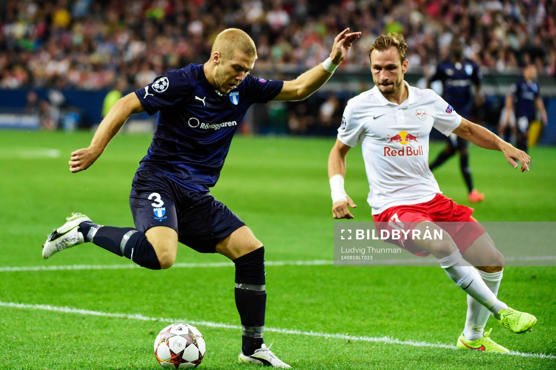 Malmö FFs Anton Tinnerholm och Salzburgs Andreas Ulmer