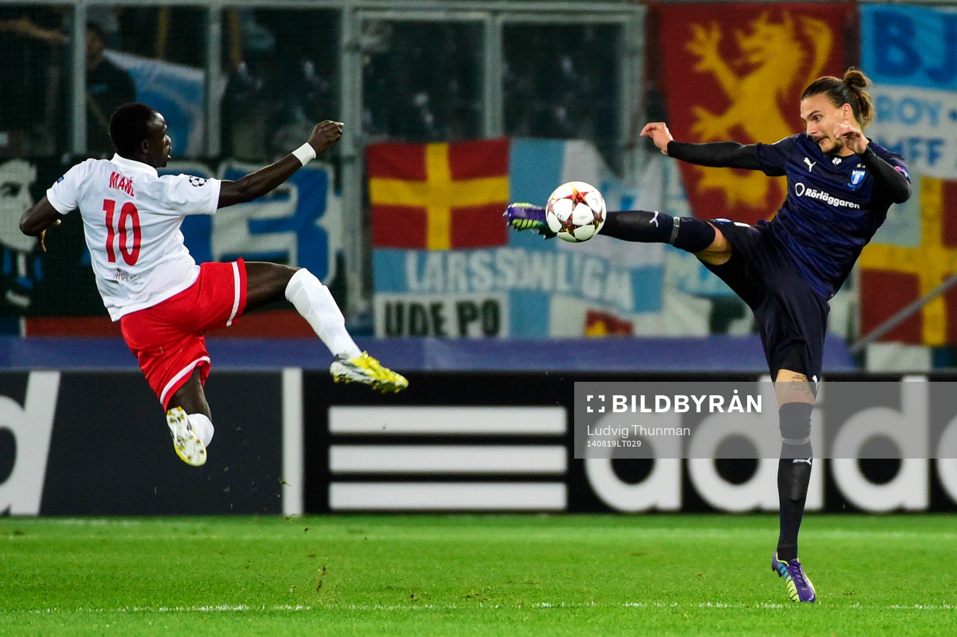 Salzburgs Sadio Mané och Malmö FFs Erik Johansson