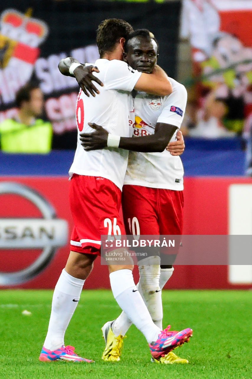 Salzburgs Jonatan Soriano och Sadio Mané jublar