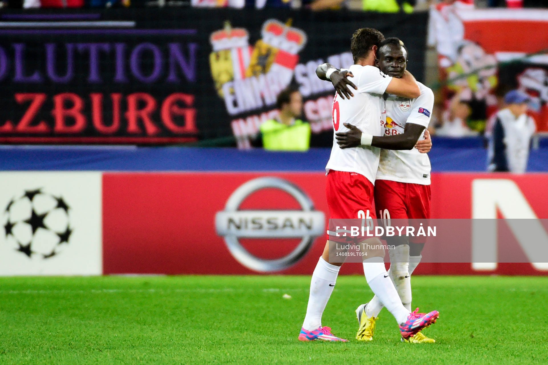 Salzburgs Jonatan Soriano och Sadio Mané jublar