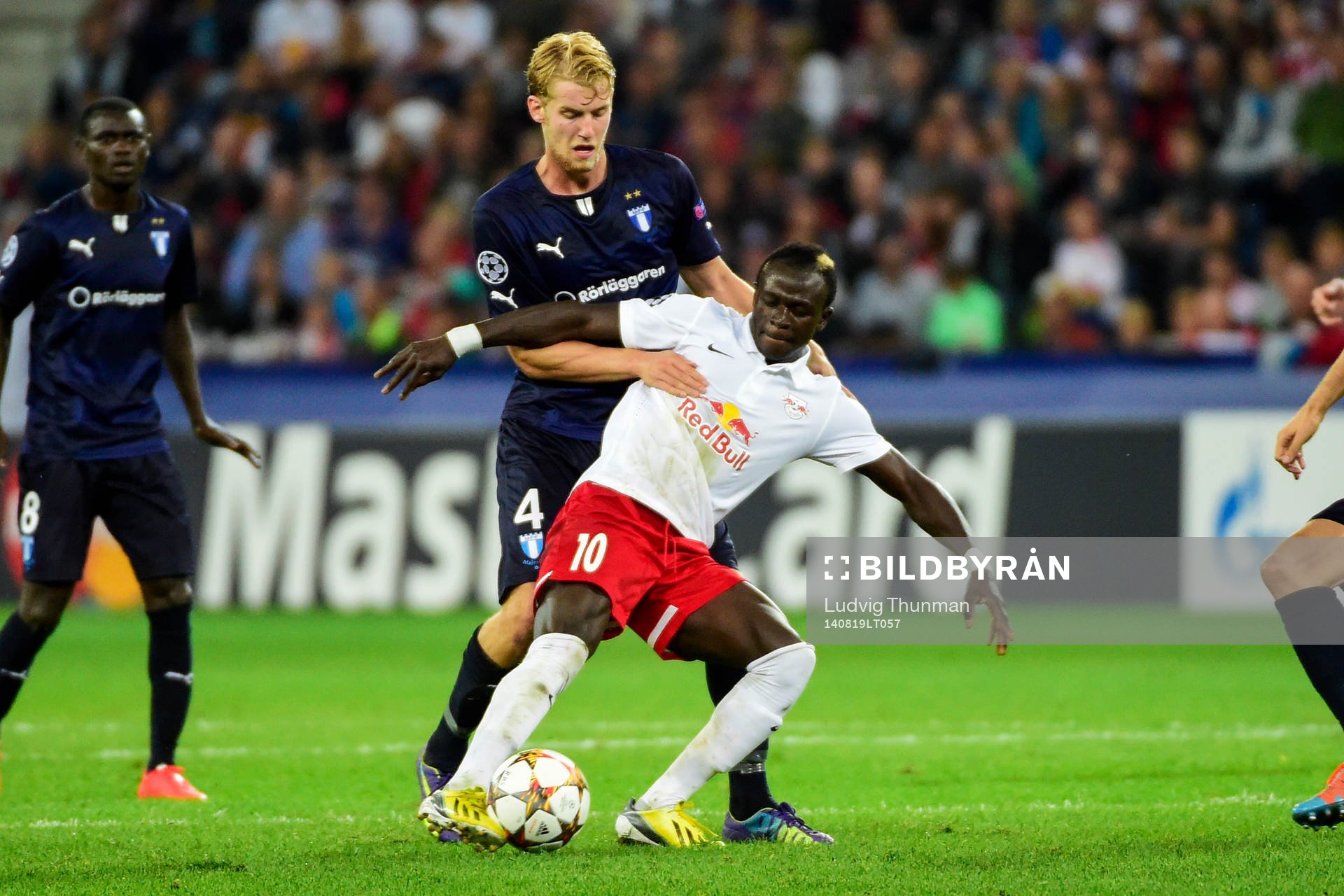 Malmö FFs Filip Helander och Salzburgs Sadio Mané