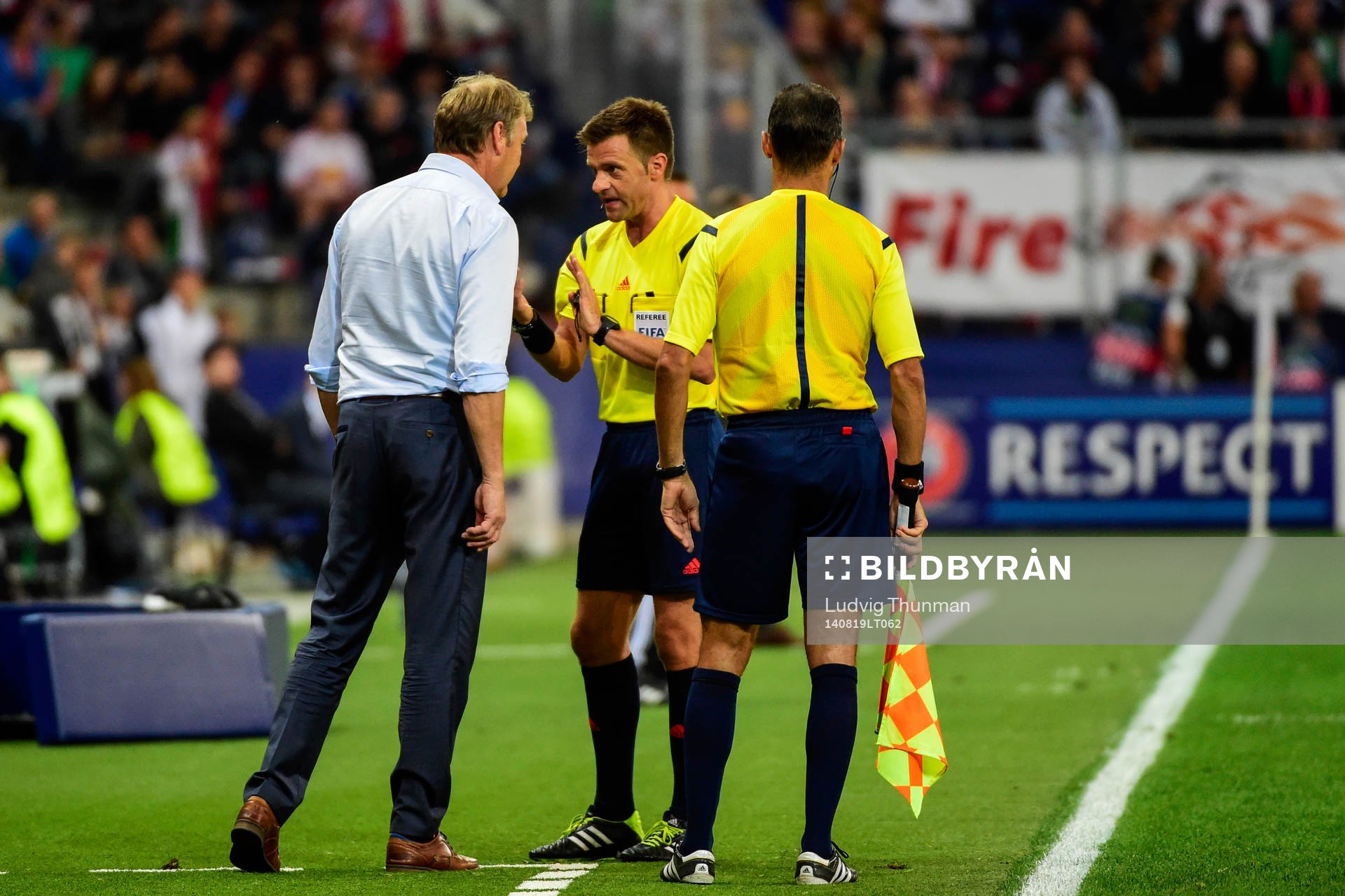 Malmö FFs tränare Åge Hareide pratar med Nicola Rizzoli,