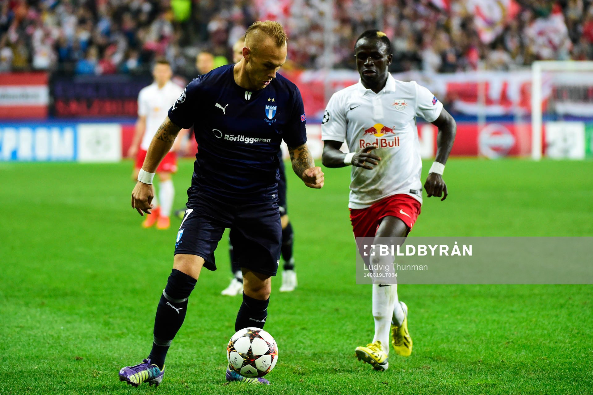 Malmö FFs Magnus Eriksson och Salzburgs Sadio Mané