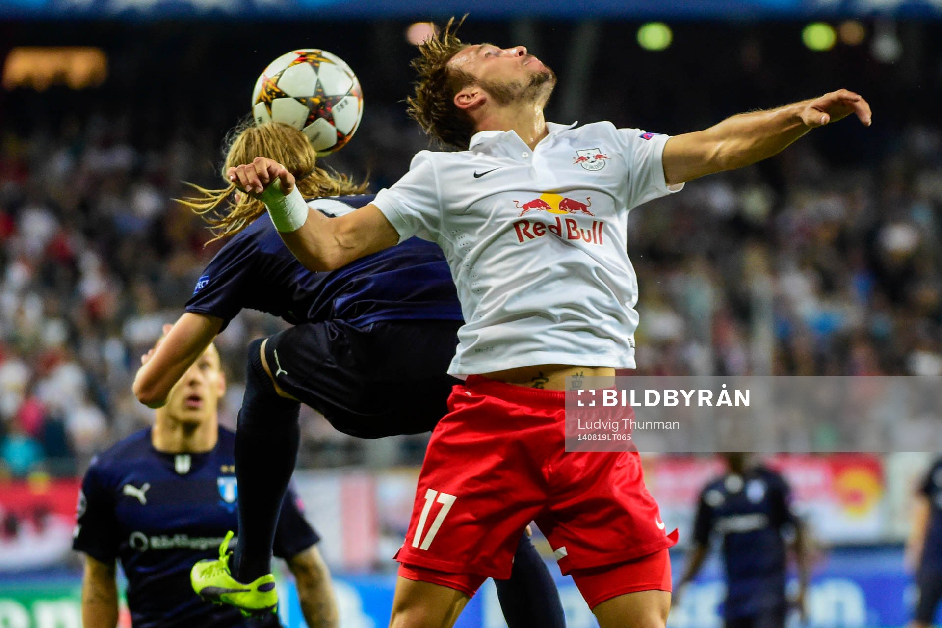 Salzburgs Andreas Ulmer och Malmö FFs Simon Kroon