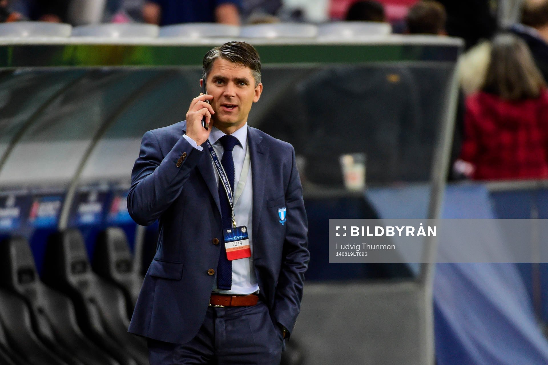 Malmö FFs VD talar i telefon