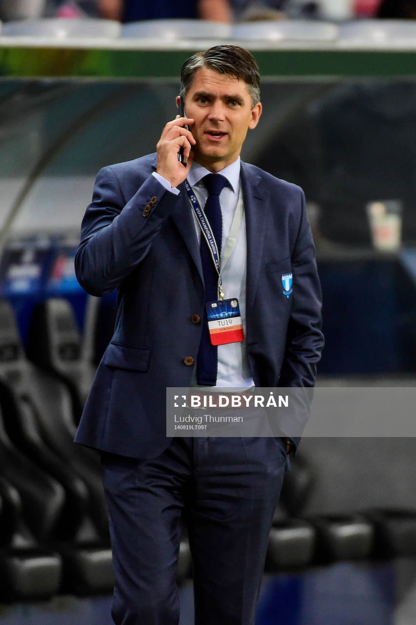 Malmö FFs VD talar i telefon